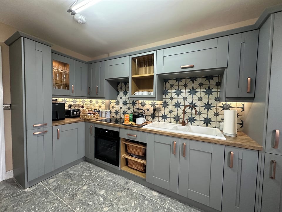 House | Private kitchen | Fridge, microwave, oven, stovetop