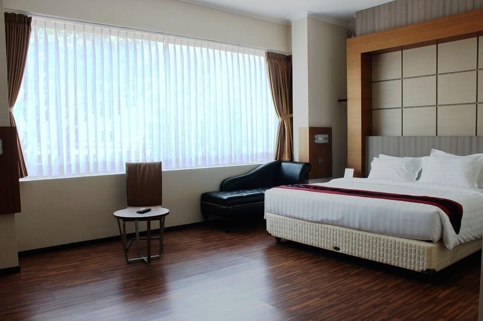 Executive Room | Living room | Flat-screen TV