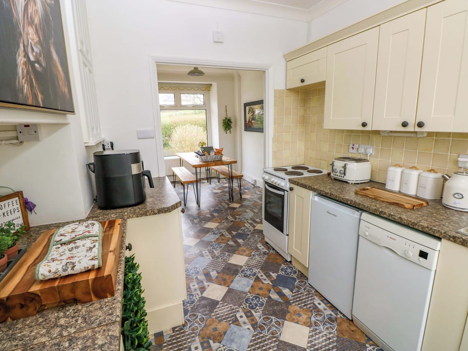 Fridge, dishwasher, cookware/dishes/utensils