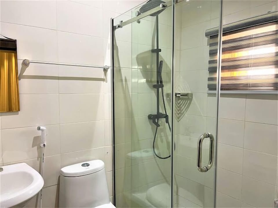 Deluxe Room, Balcony, City View | Bathroom | Free toiletries, hair dryer, towels, soap