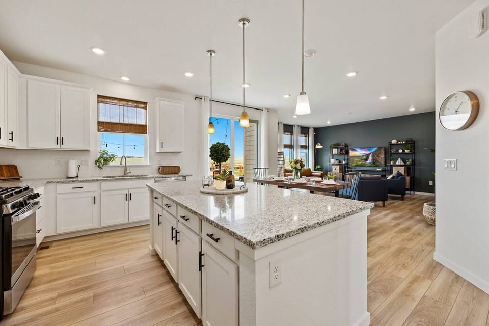 Cook, connect, and entertain in this spacious kitchen featuring granite countertops, stainless steel appliances, and a large island perfect for prepping meals or gathering with friends and family. Just steps from the dining area and living room, it’s the heart of the home.