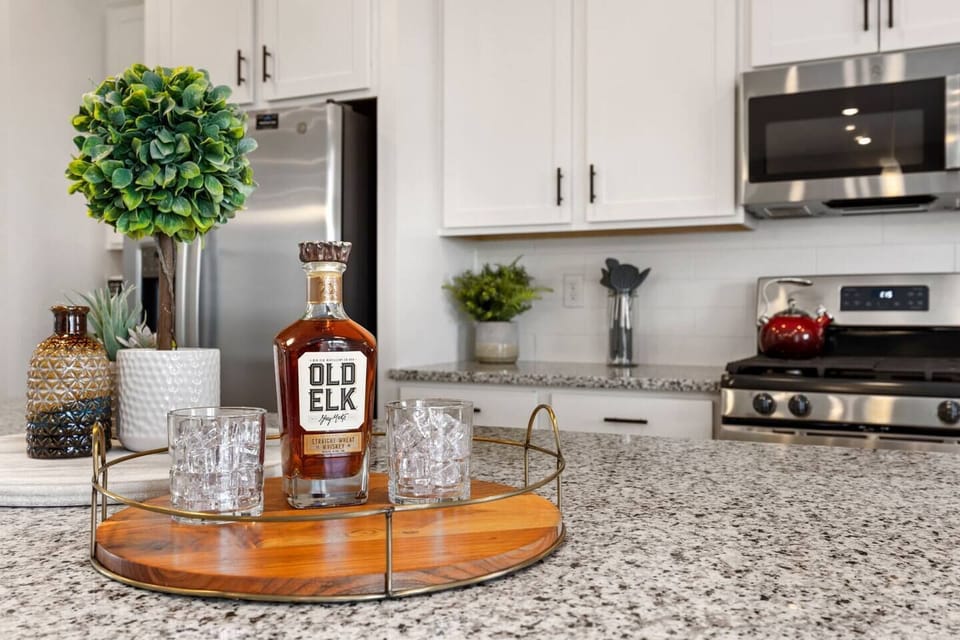 Cook, connect, and entertain in this spacious kitchen featuring granite countertops, stainless steel appliances, and a large island perfect for prepping meals or gathering with friends and family. Just steps from the dining area and living room, it’s the heart of the home