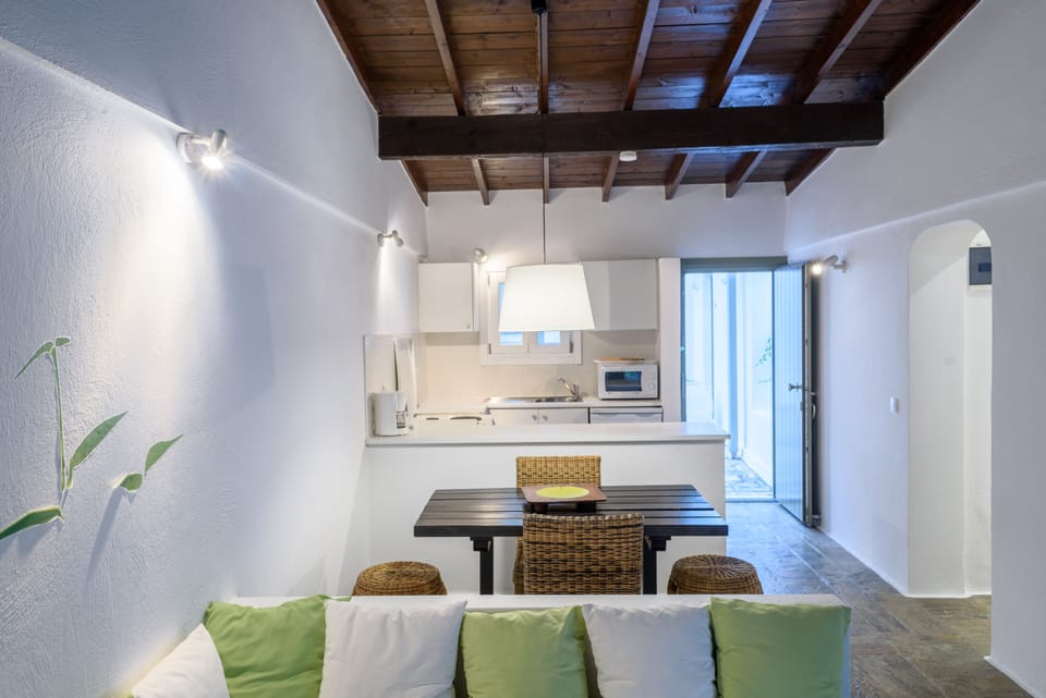 Deluxe Suite, Sea View | Private kitchen | Fridge, stovetop, coffee/tea maker, electric kettle