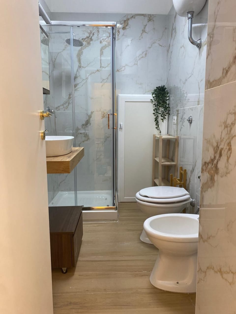 Comfort Apartment | Bathroom | Shower, hair dryer, bidet, towels