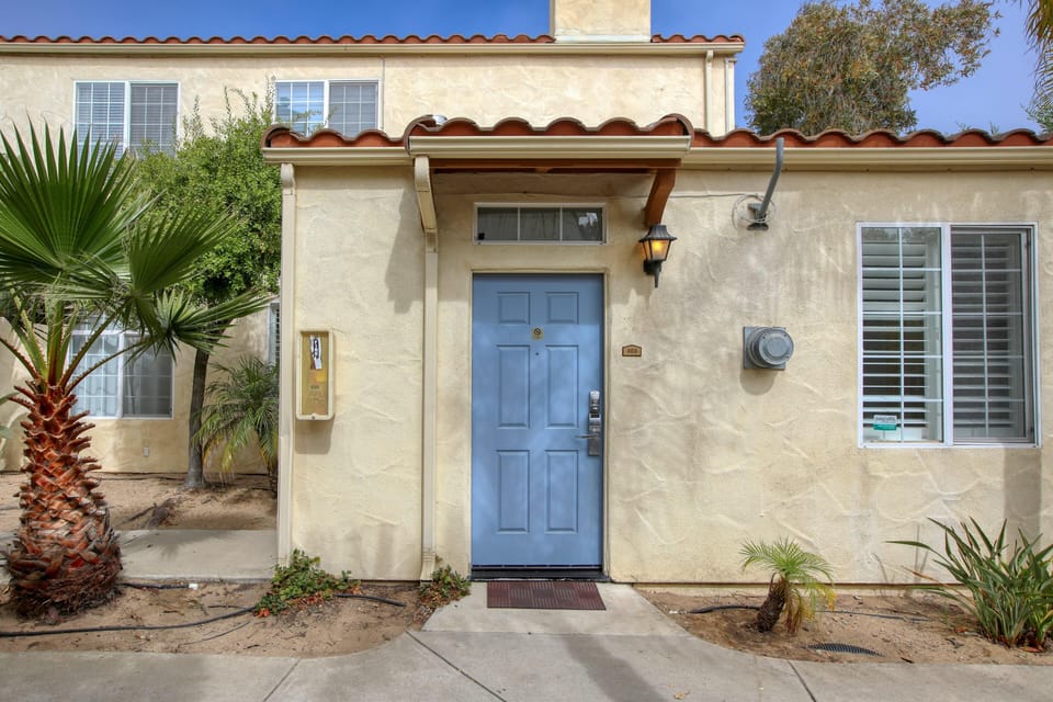 The Shark Shack, Unit 303, is a charming downstairs studio condo, ideal for a relaxing seaside getaway.