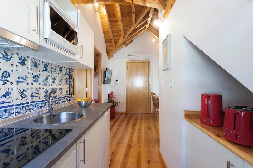 Classic Apartment, Non Smoking, City View | Private kitchen | Fridge, microwave, oven, stovetop