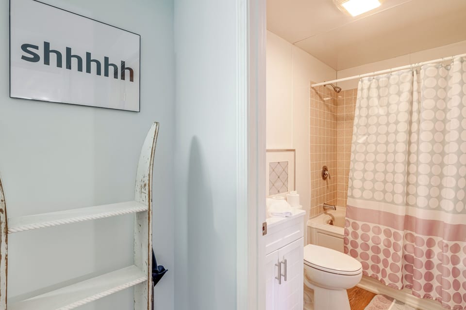 Full Bathroom | Lower Level | Towels Provided