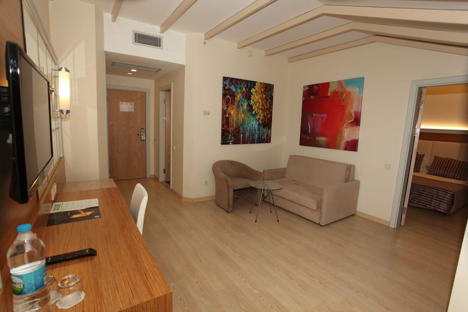 Family Room (Superior) | Minibar, in-room safe, desk, iron/ironing board