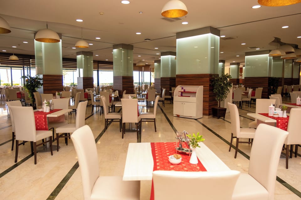 3 restaurants; breakfast, lunch, and dinner served