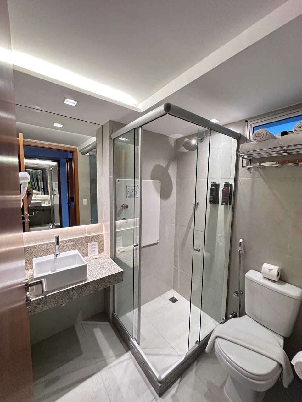 Shower, hair dryer, bidet, towels