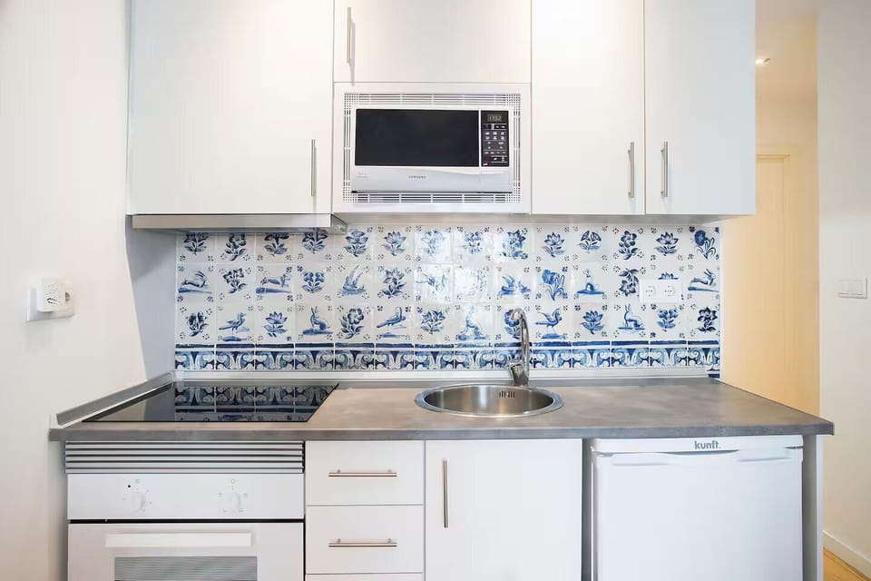 Classic Apartment, City View | Private kitchen | Fridge, microwave, oven, stovetop