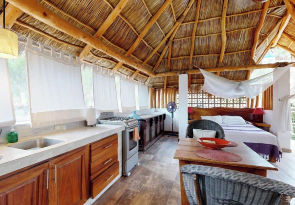 Deluxe Tree House | Living area | Flat-screen TV, books