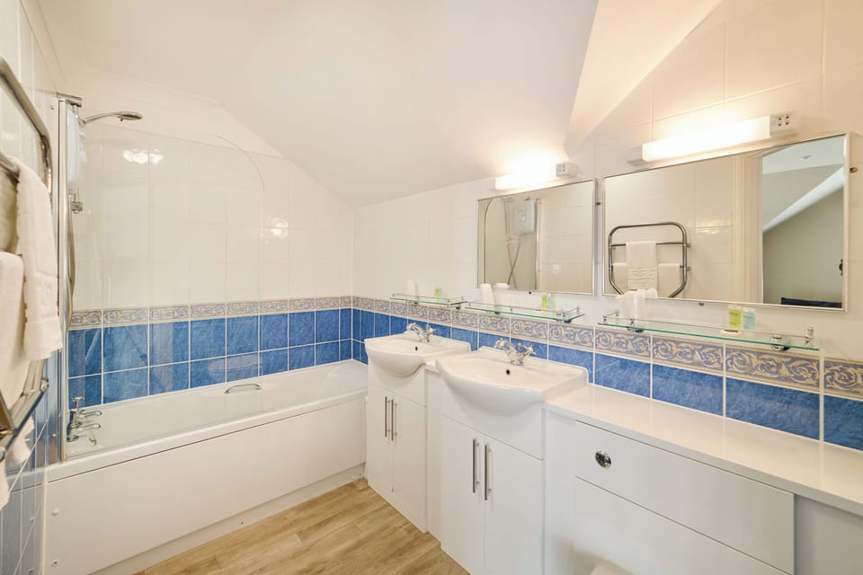 Red Lion Family x 5 | Bathroom | Combined shower/tub, free toiletries, towels