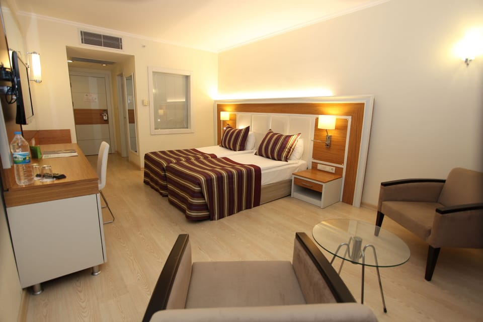 Superior Room (Partial Sea View) | Premium bedding, minibar, in-room safe, desk