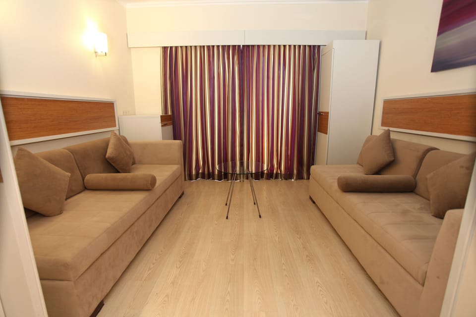 Family Room (Classic) | Premium bedding, minibar, in-room safe, desk
