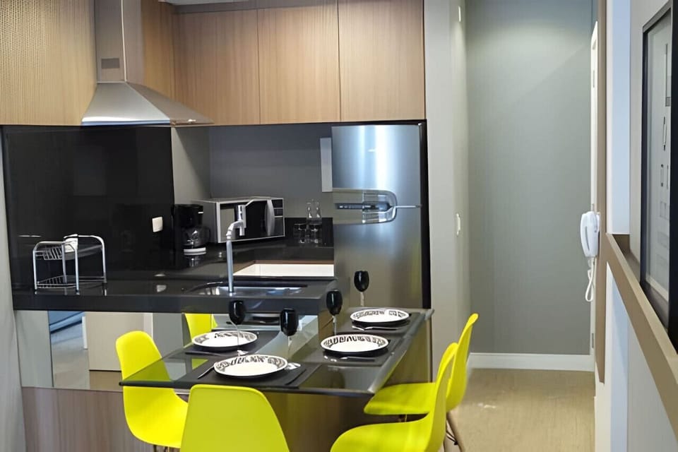 Cozinha completa com cafeteira, micro-ondas e fogão