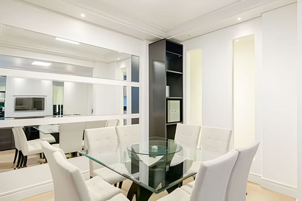 Mesa de jantar pra 6 pessoas no apartamento de 116m² no Batel