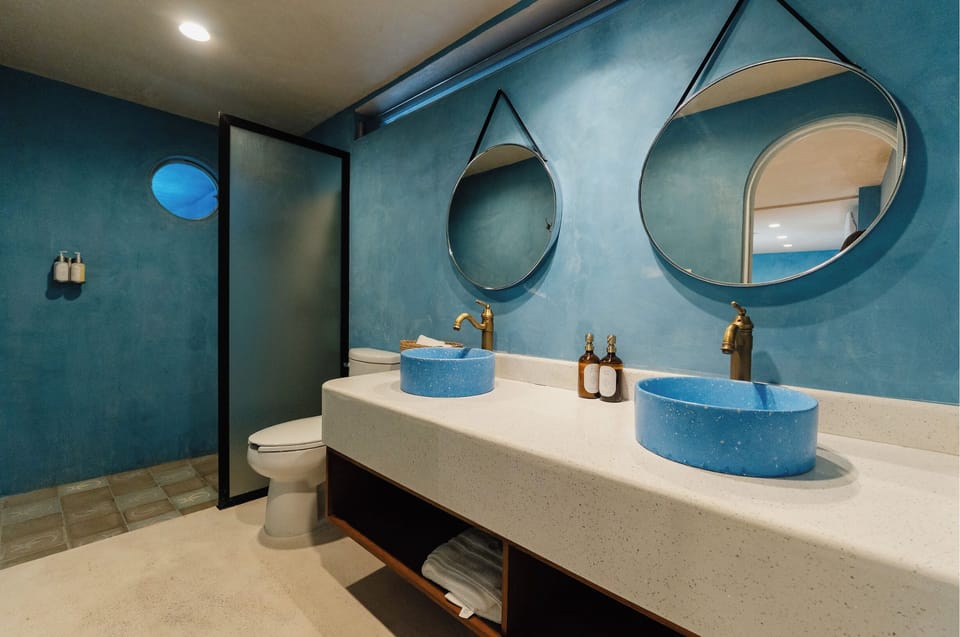 Deluxe Suite | Bathroom | Shower, towels, soap, shampoo