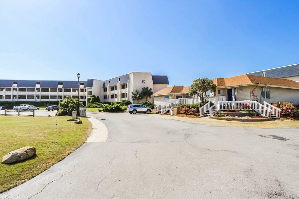 This charming complex invites you with its picturesque setting and ample outdoor space, making it ideal for your beach getaway.