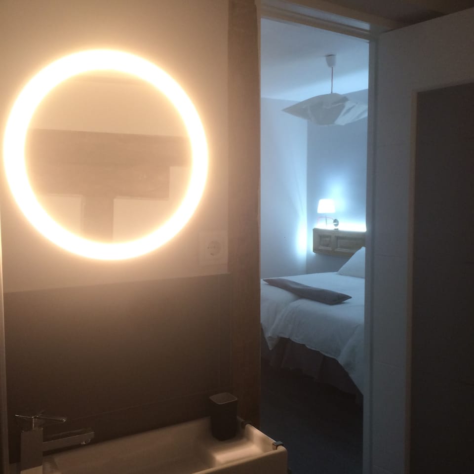 Twin Room, Non Smoking, Private Bathroom | Premium bedding, down comforters, individually decorated