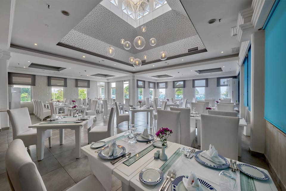 6 restaurants; breakfast, lunch, and dinner served