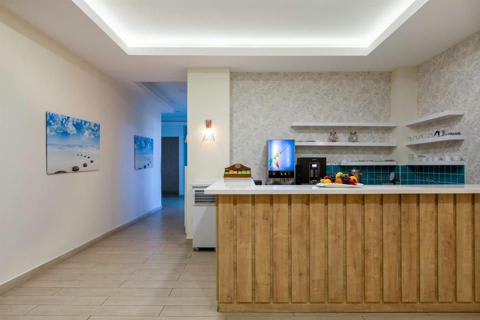Sauna, hot tub, steam room, Turkish bath, massage/treatment rooms