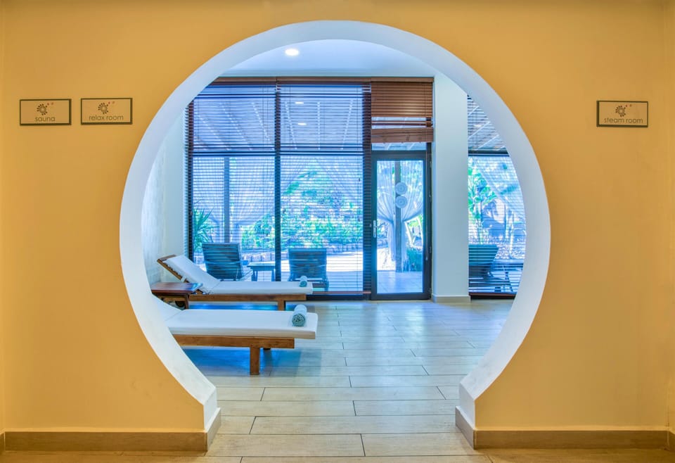 Sauna, hot tub, steam room, Turkish bath, massage/treatment rooms