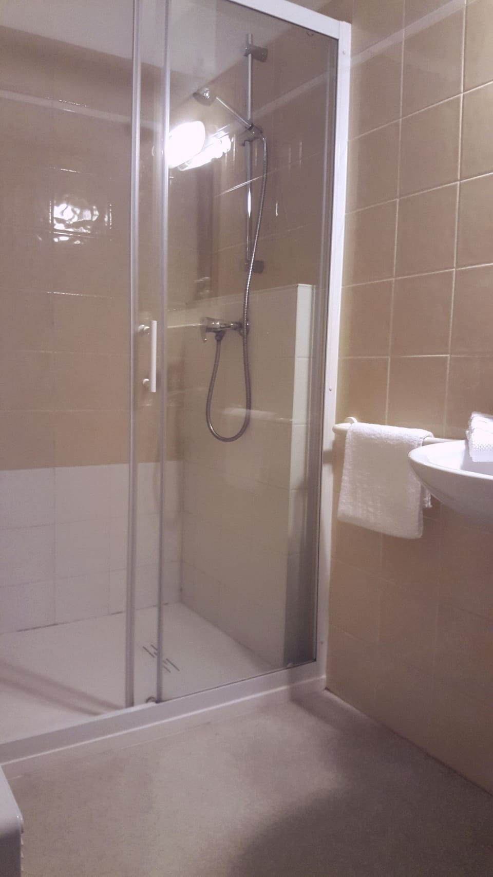 Quadruple Room | Bathroom | Shower, rainfall showerhead, free toiletries, hair dryer