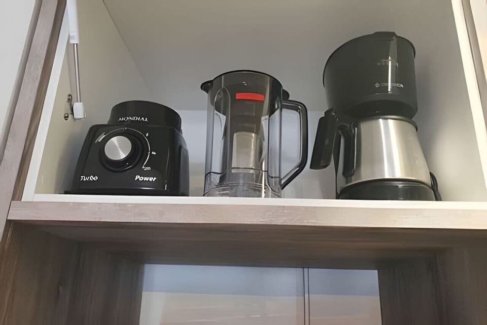 Cozinha - Liquidificador e cafeteira.