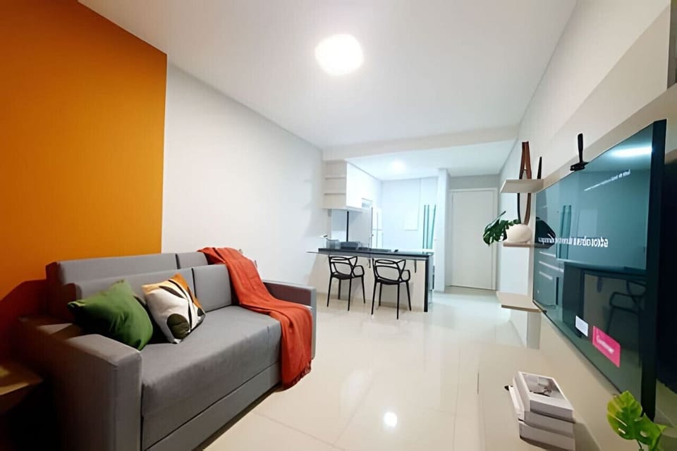 Sala - Sofá 2 lugares, televisão, raque, espelho alto e mesa 2 cadeiras