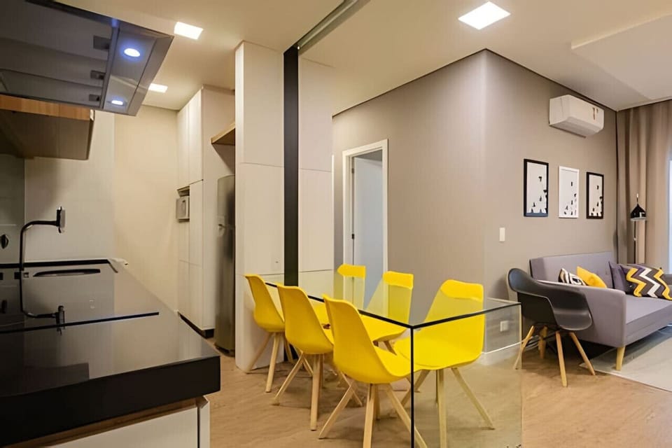 Visão da cozinha, sala e corredor dos quartos.