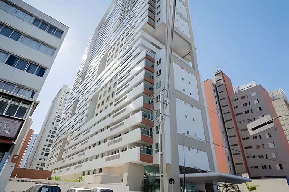 Um moderno prédio de apartamentos no centro da cidade ao lado do shopping Curitiba.