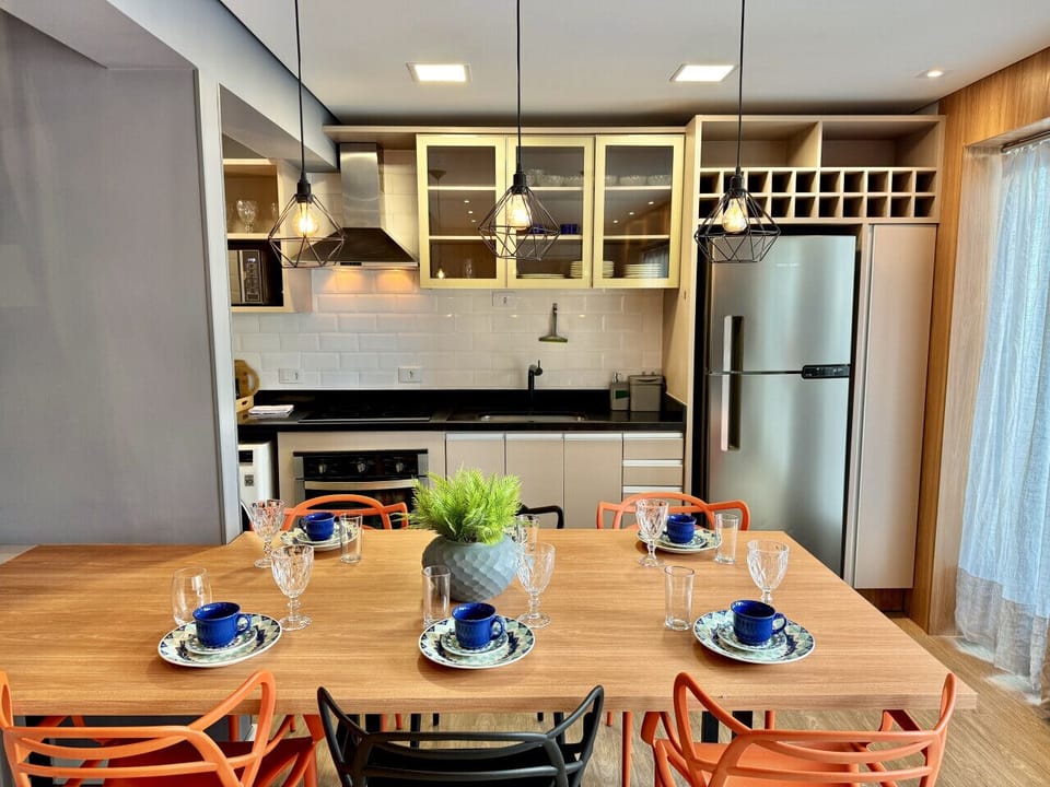 Visão sala de jantar e cozinha.