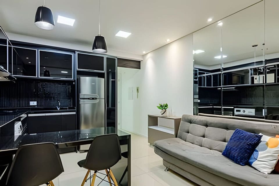 Cozinha/Sala - Geladeira, balcão 2 lugares e sofá cama.