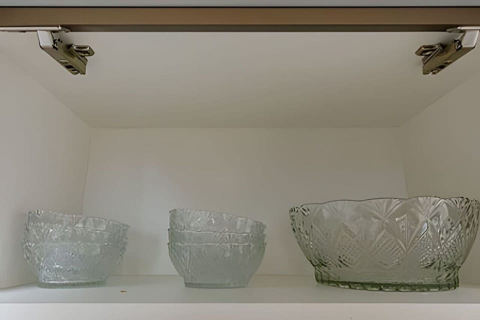 Detalhes de louças e copos decorativos na bancada