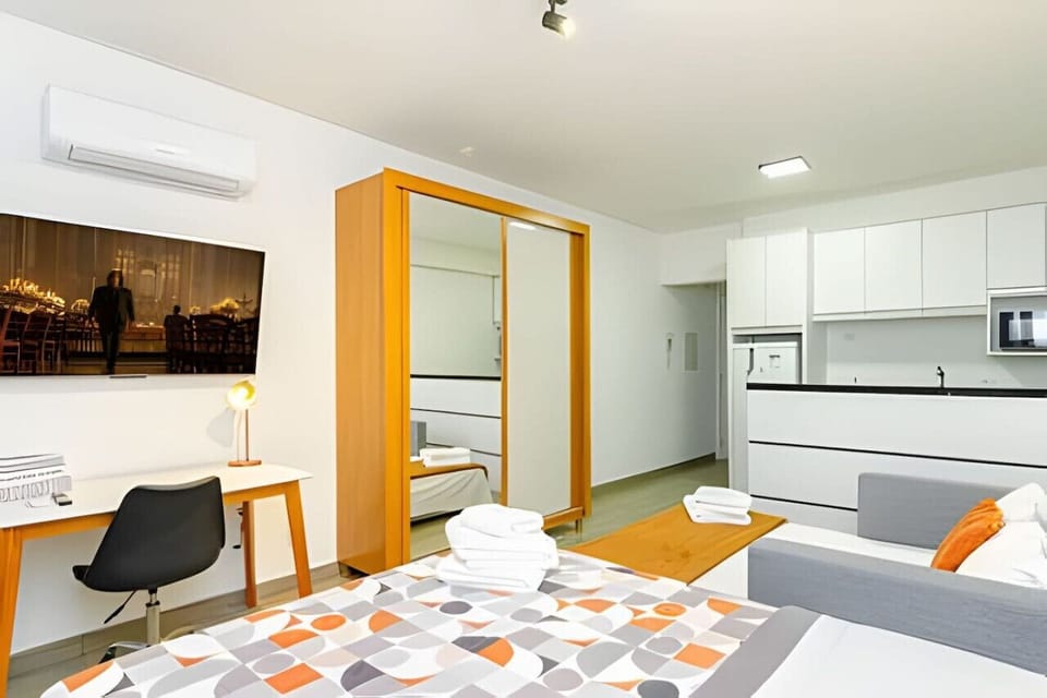 Cama de casal, ar condicionado, televisão, mesa de leitura/reuniões com abajur, sofá cama 2 lugares e armário com espelhos full body.