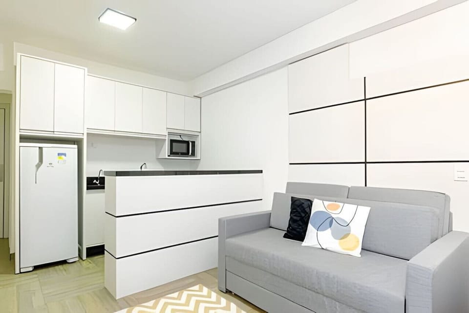 Sofá cama e cozinha.