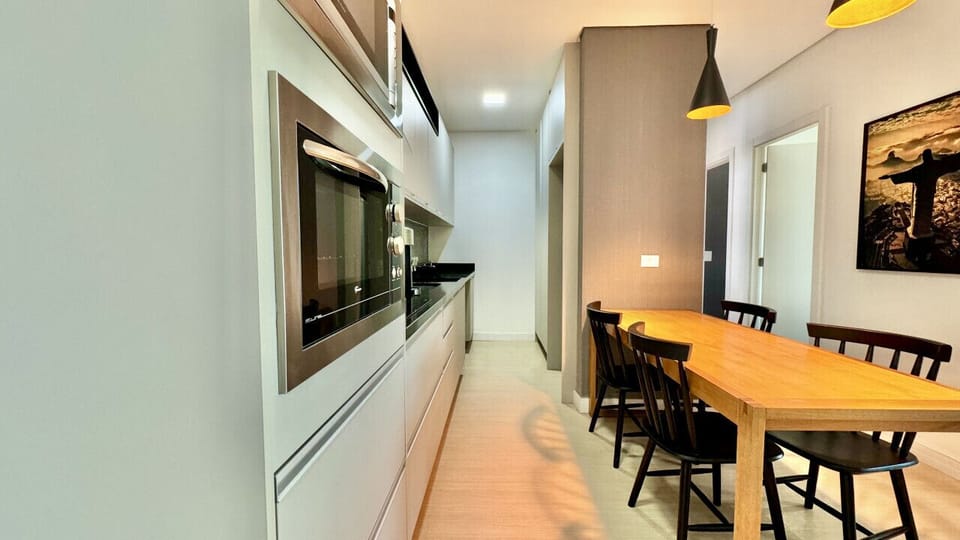 Cozinha gourmet com bancada de madeira e armarios