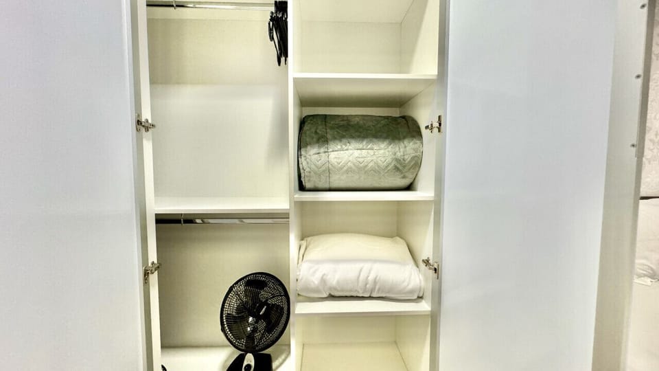 Guarda-roupa embutido com prateleiras e organizadores brancos
