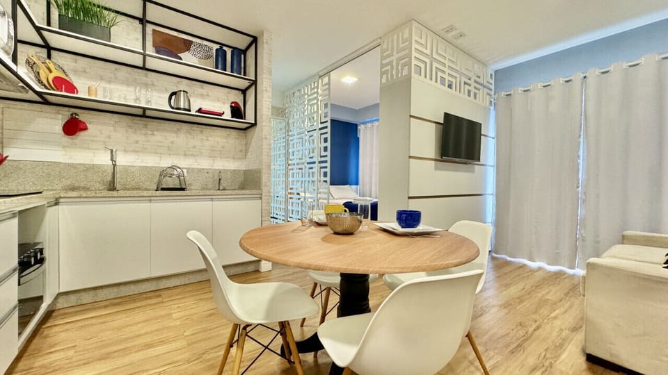 Visão da sala e cozinha.