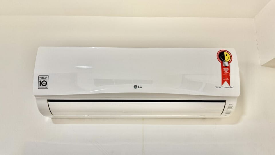 Ar condicionado LG branco instalado na parede do quarto