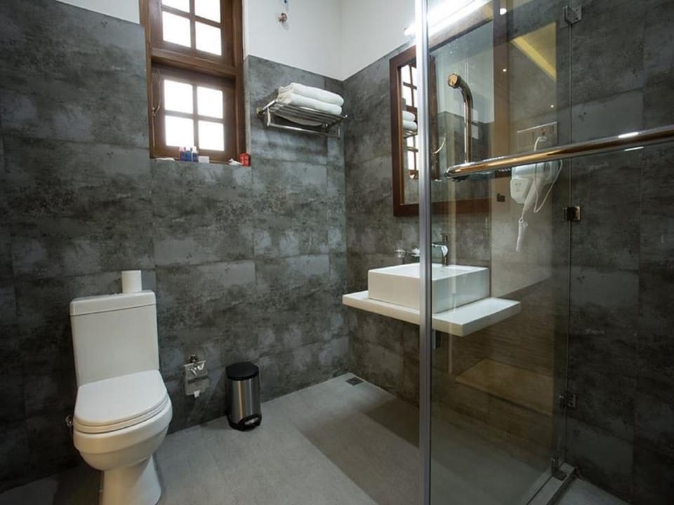 Deluxe Double Room, Mountain View | Bathroom | Shower, free toiletries, hair dryer, bidet