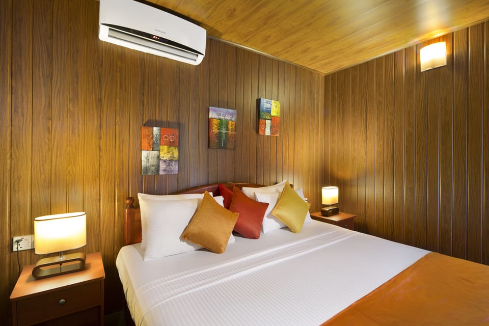 Cabin, 1 King Bed, Garden View, Garden Area | 1 bedroom, in-room safe, desk, soundproofing