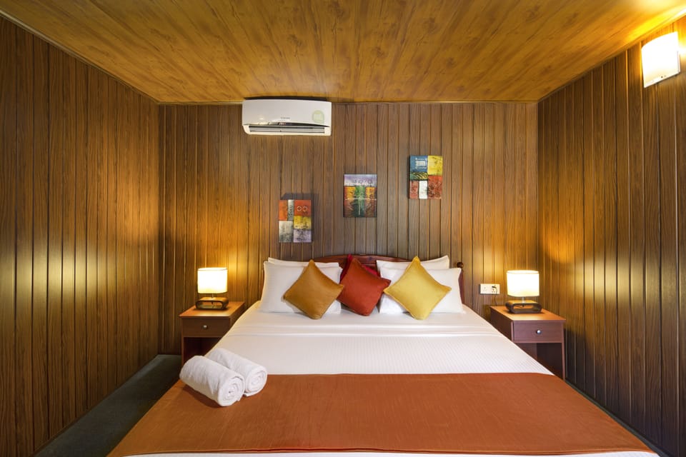 Cabin, 1 King Bed, Garden View, Garden Area | 1 bedroom, in-room safe, desk, soundproofing