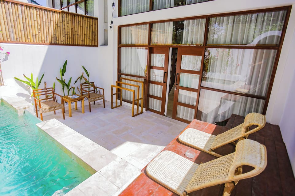2 outdoor pools