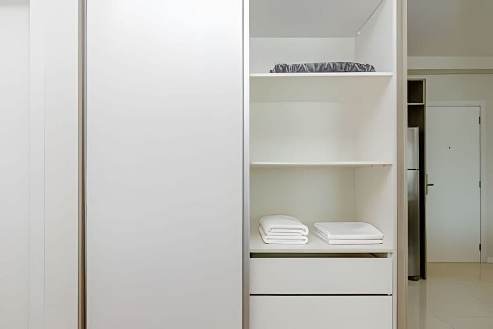 Armário com roupas de cama.