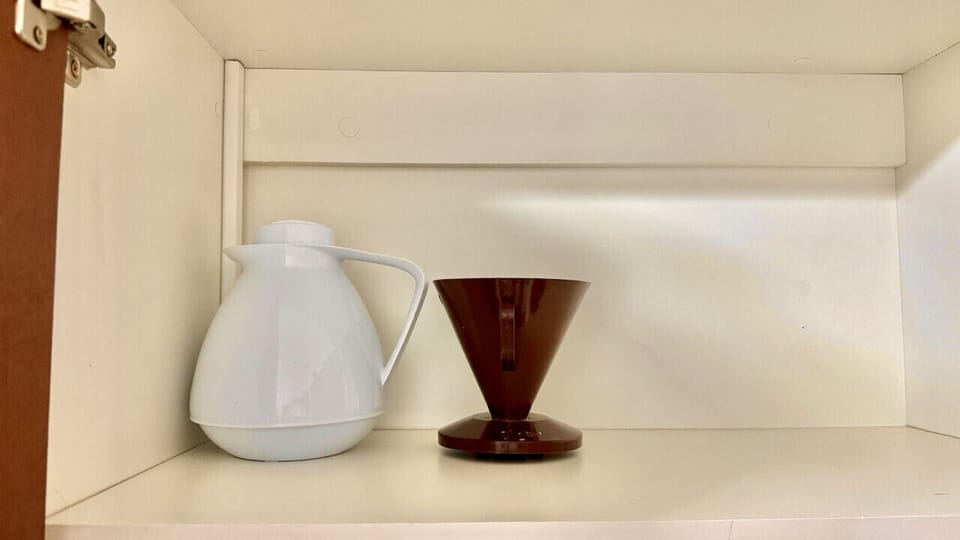 Objetos decorativos: vasos brancos e marrom na estante.