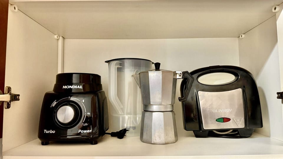 Pequenos eletrodomesticos: liquidificador, cafeteira e torradeira.