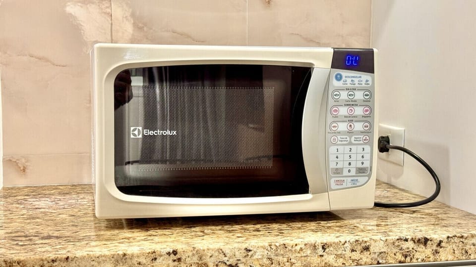 Forno de microondas Electrolux branco na bancada.