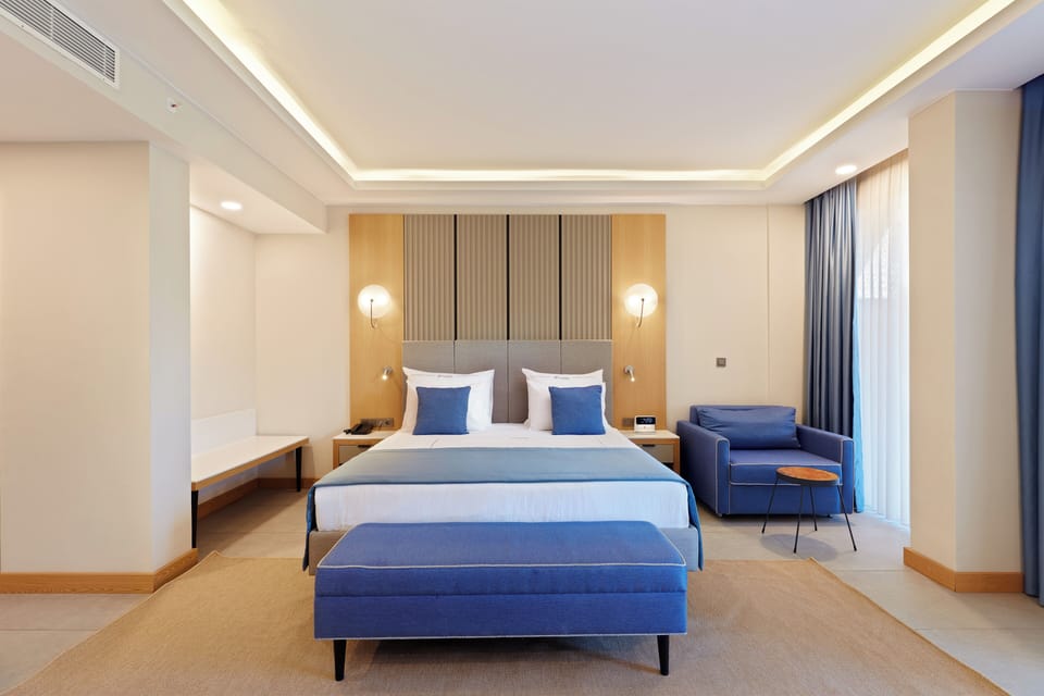 Superior Room, 1 Bedroom, Balcony | Minibar, in-room safe, desk, laptop workspace